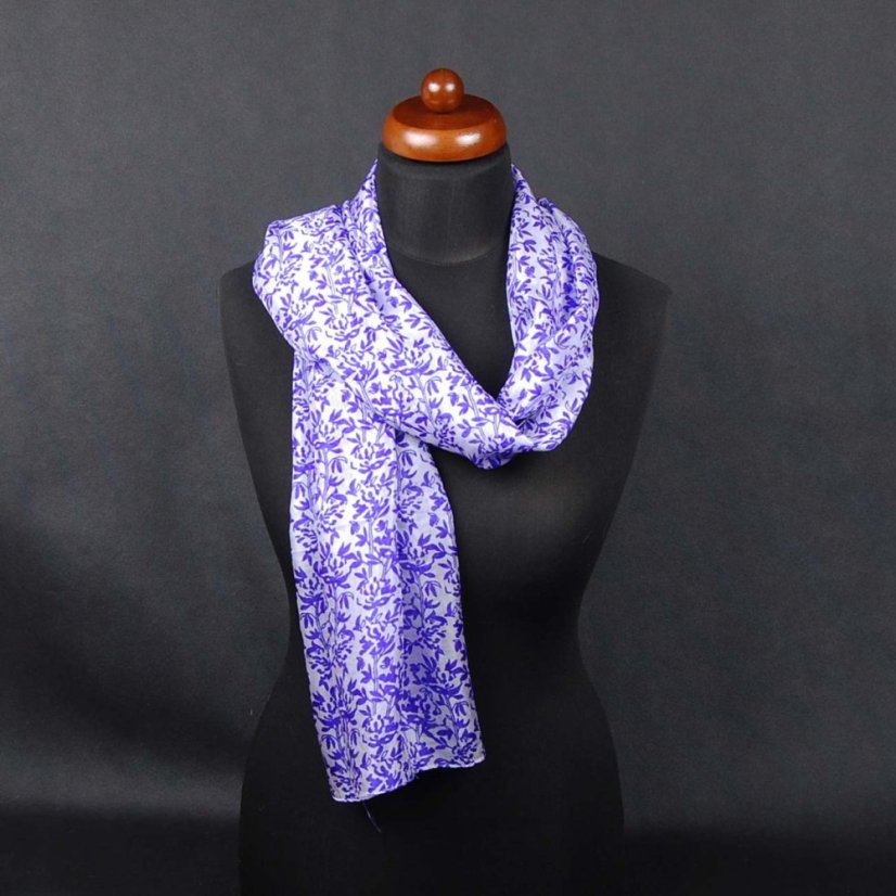 Hodvábny šál s potlačou fialovomodro-biely