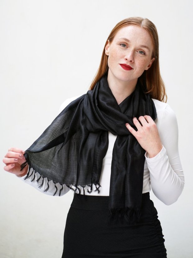 Hedvábná šála z Váránasí černá