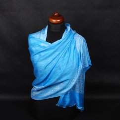 Šál z viskózy a hodvábu s ornamentmi Drolma svetlomodrý s bielou farbou