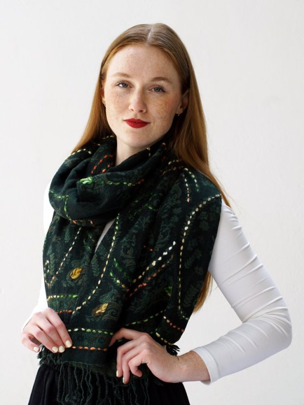 Schal aus Merinowolle handgestickt dunkelgrün