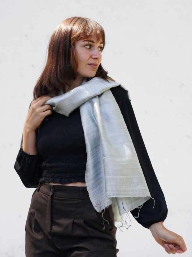 Schal aus Rohseide hellgrau