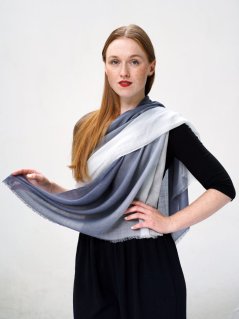 Prstienková pašmína exclusive ombré tmavošedá