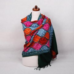 Kašmírská vlněná šála Jate M tmavě zelená s výšivkou se světle modrou a červenou