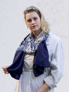 Kaschmirische Pashmina dunkelblau mit Seide-Stickerei in heller Goldfarbe und Hellblau