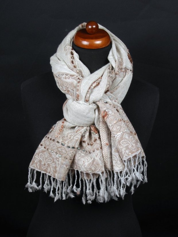 Schal aus Merinowolle handgestickt cremefarben mit Graubraun