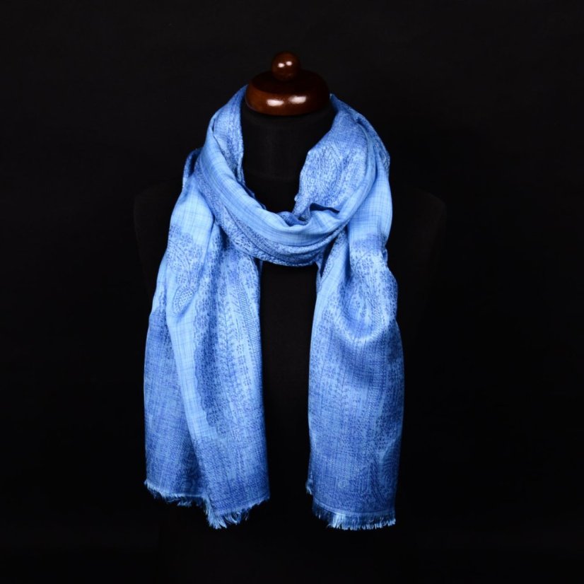 Šál z viskózy a hodvábu s ornamentmi svetlomodrý s modrou farbou