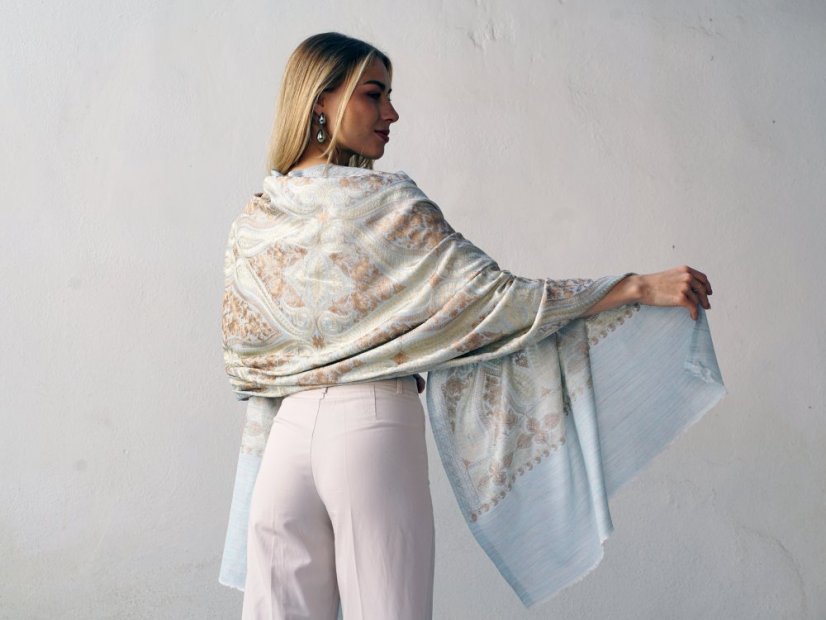 Kašmírská vlněná šála vyšívaná hedvábím světle modrá se světle zlatou a světle hnědou