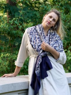 Kaschmirische Pashmina dunkelblau mit Seide-Stickerei in heller Goldfarbe und Hellblau