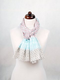 Schal aus Baumwolle mit Ornamente-Muster weiß mit Weinrot und Helltürkis