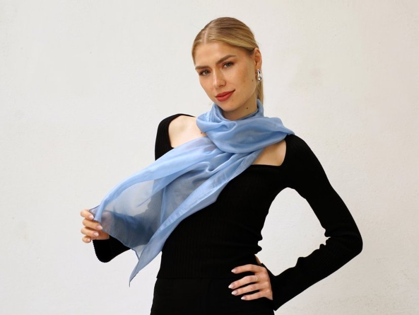 Hedvábná šála jednobarevná světle šedomodrá