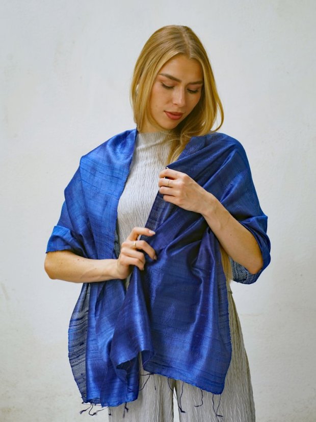 Schal aus Rohseide blau