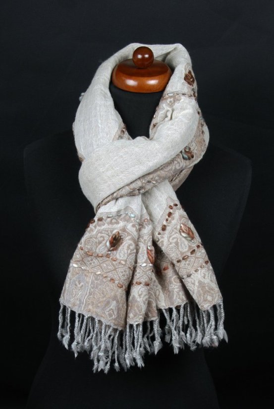 Schal aus Merinowolle handgestickt cremefarben mit Graubraun