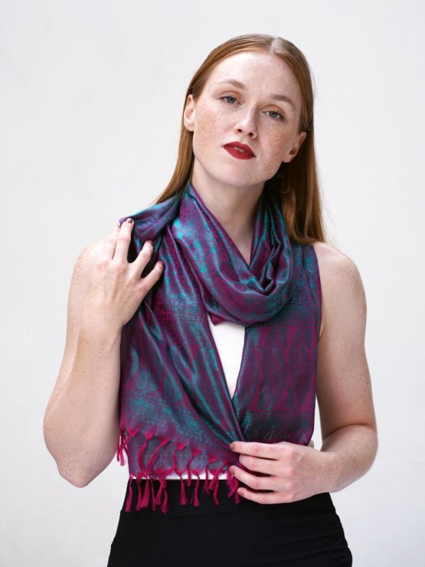 Seidenschal aus Varanasi in Magenta mit Dunkelgrün