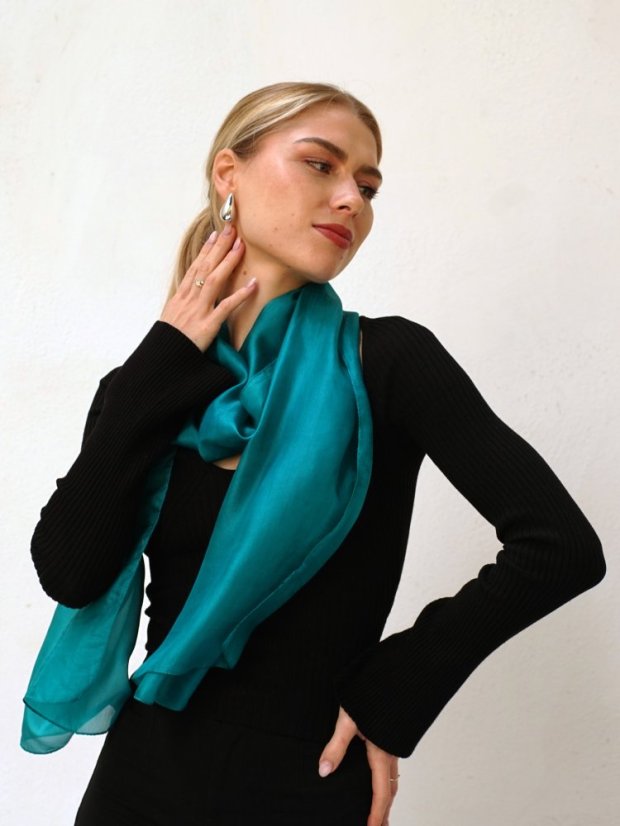 Hedvábná šála jednobarevná smaragdově zelená