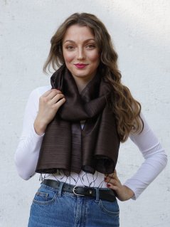 Šál zo surového hodvábu tmavohnedý