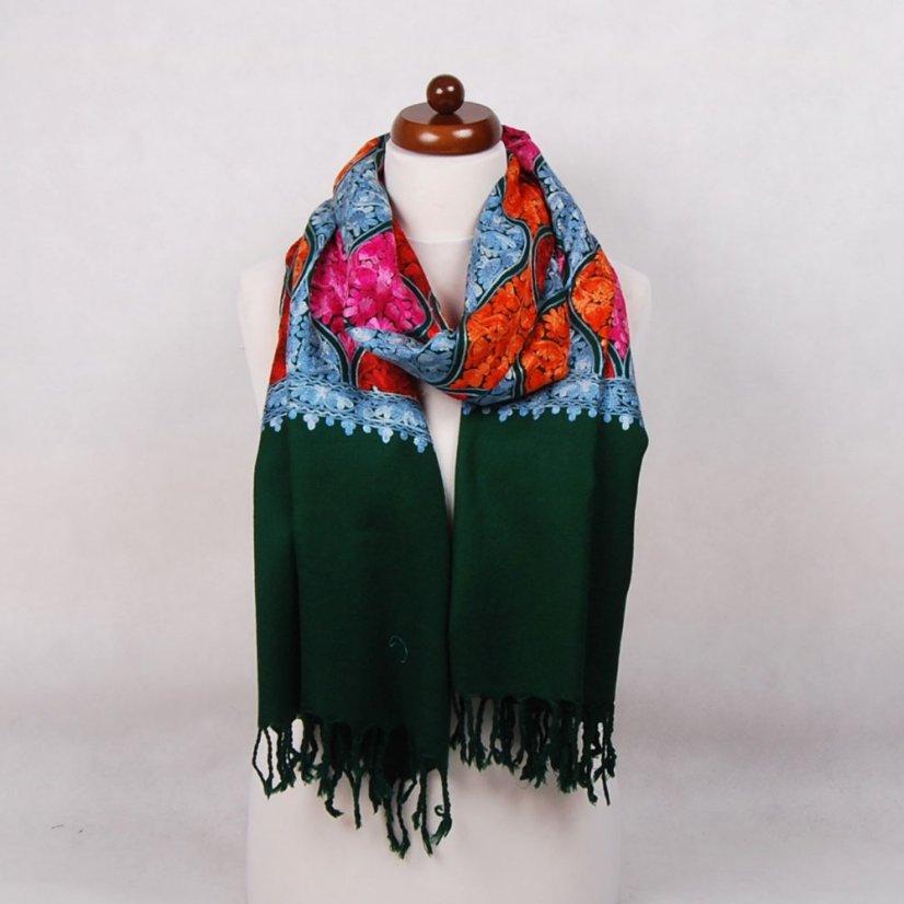 Kašmírsky vlnený šál Jate M tmavozelený s výšivkou so svetlomodrou a červenou