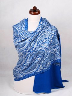 Kašmírská vlněná šála vyšívaná hedvábím modrá s bílou a světle šedou
