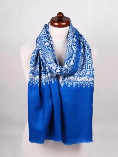 Kašmírská vlněná šála vyšívaná hedvábím modrá s bílou a světle šedou