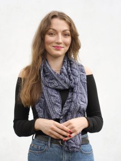 Dámsky hodvábny šál s potlačou tmavomodro-biely