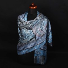 Šála z viskózy a hedvábí s potiskem se světle modrou a šedou