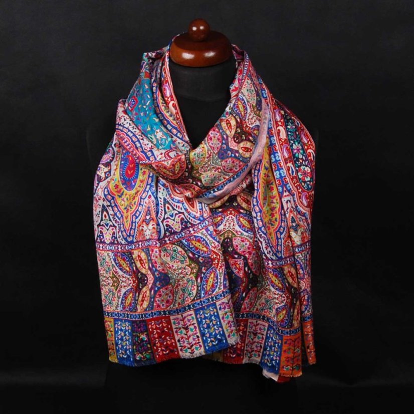 Šála z viskózy a hedvábí s potiskem s modrou a tmavě červenou