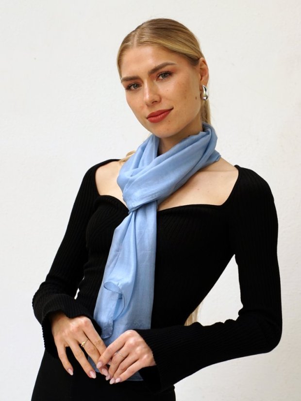 Hedvábná šála jednobarevná světle šedomodrá