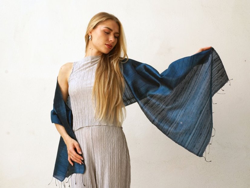 Šála ze surového hedvábí tmavě modrá