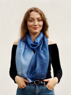 Hedvábná šála ombré tmavě modro-modrá
