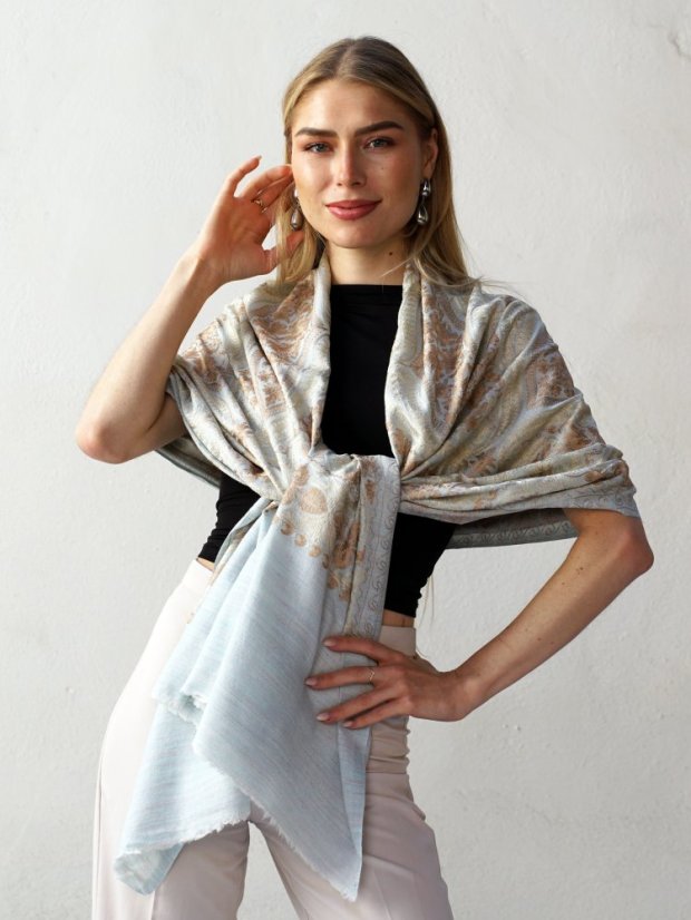 Kašmírská vlněná šála vyšívaná hedvábím světle modrá se světle zlatou a světle hnědou