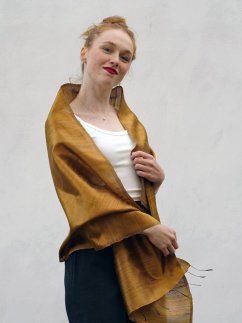 Šála ze surového hedvábí tmavě zlatá