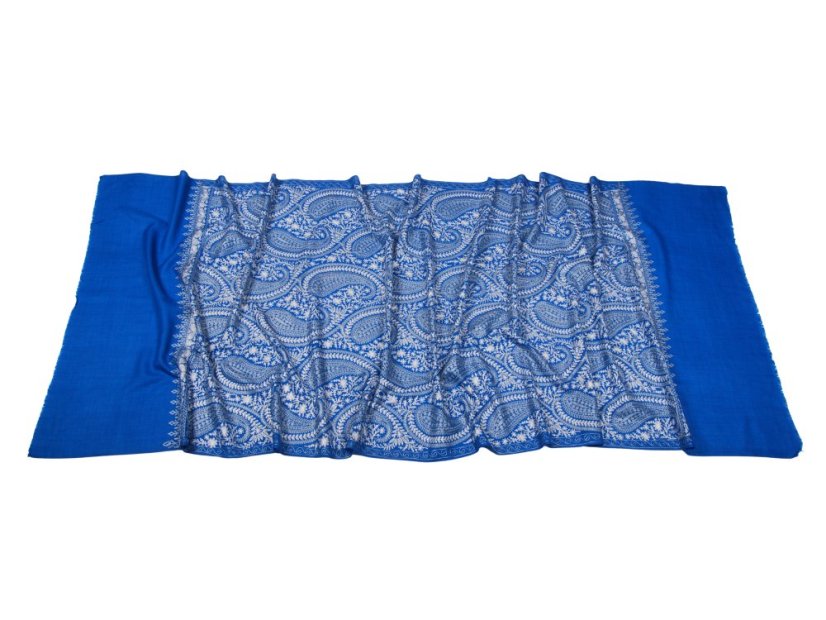 Kaschmirischer Wollschal blau mit Seide-Stickerei in Weiß und Hellgrau