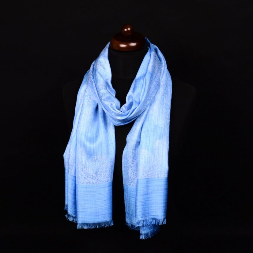 Šál z viskózy a hodvábu s ornamentmi Drolkar svetlomodrý s bielou farbou