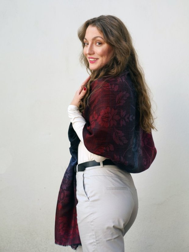 Kašmírska vlnená pašmína exclusive čierna s tmavoružovou a modrou farbou