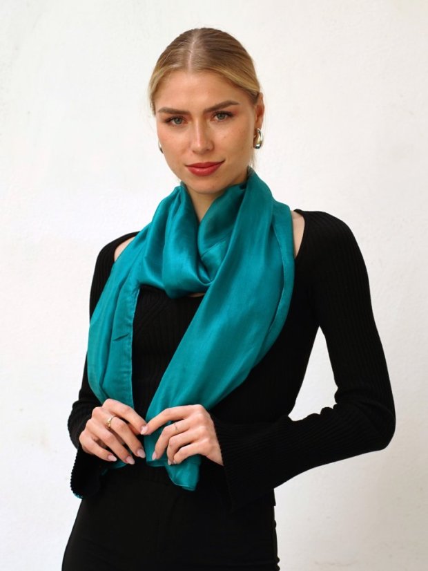 Hedvábná šála jednobarevná smaragdově zelená