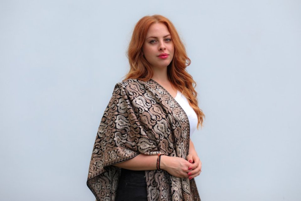 Kašmírské vlněné šály vyšívané hedvábím