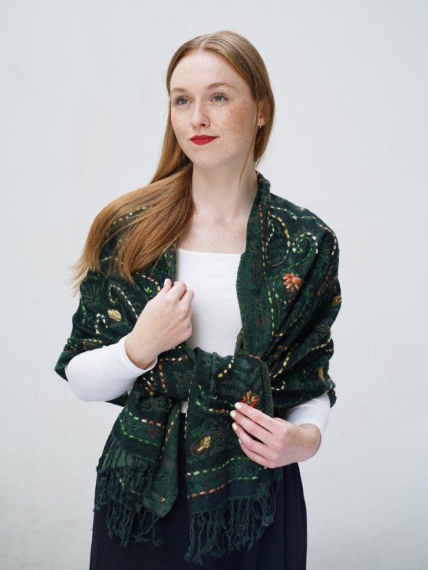 Schal aus Merinowolle handgestickt dunkelgrün