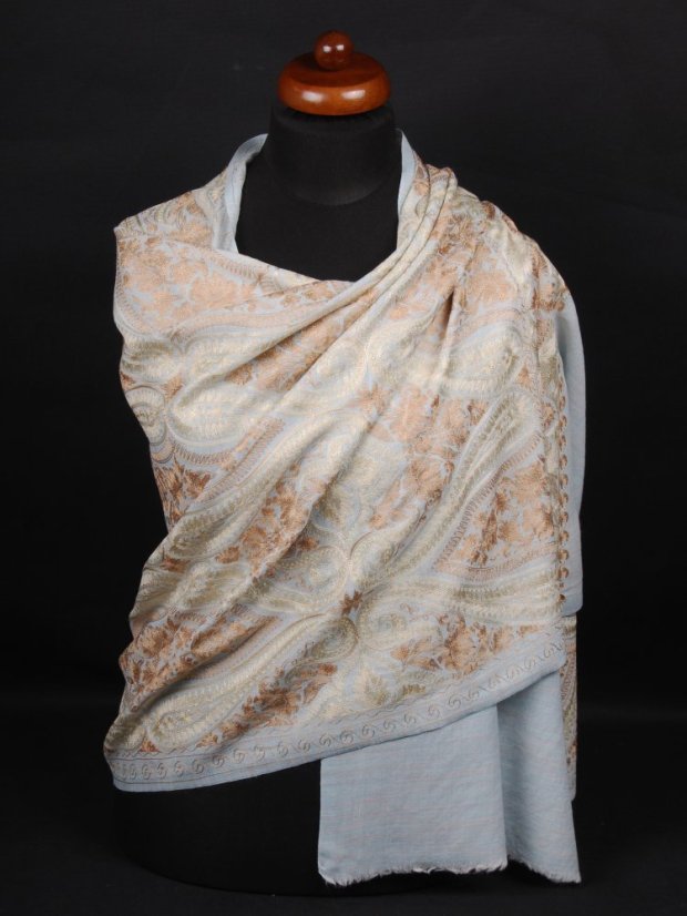 Kašmírská vlněná šála vyšívaná hedvábím světle modrá se světle zlatou a světle hnědou