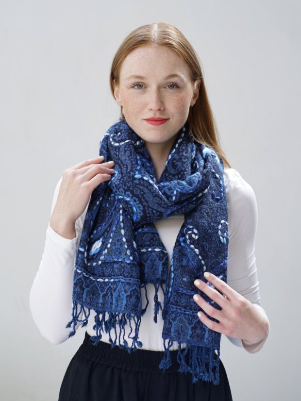 Schal aus Merinowolle handgestickt blau mit Schwarz