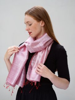 Šála ze surového hedvábí světle růžová