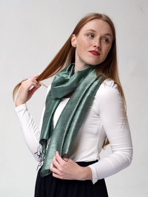 Schal aus Rohseide hellgrün-grau