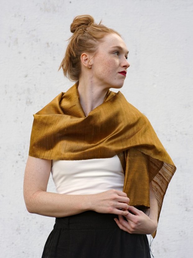 Šála ze surového hedvábí tmavě zlatá