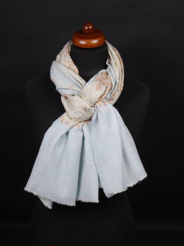 Kašmírská vlněná šála vyšívaná hedvábím světle modrá se světle zlatou a světle hnědou