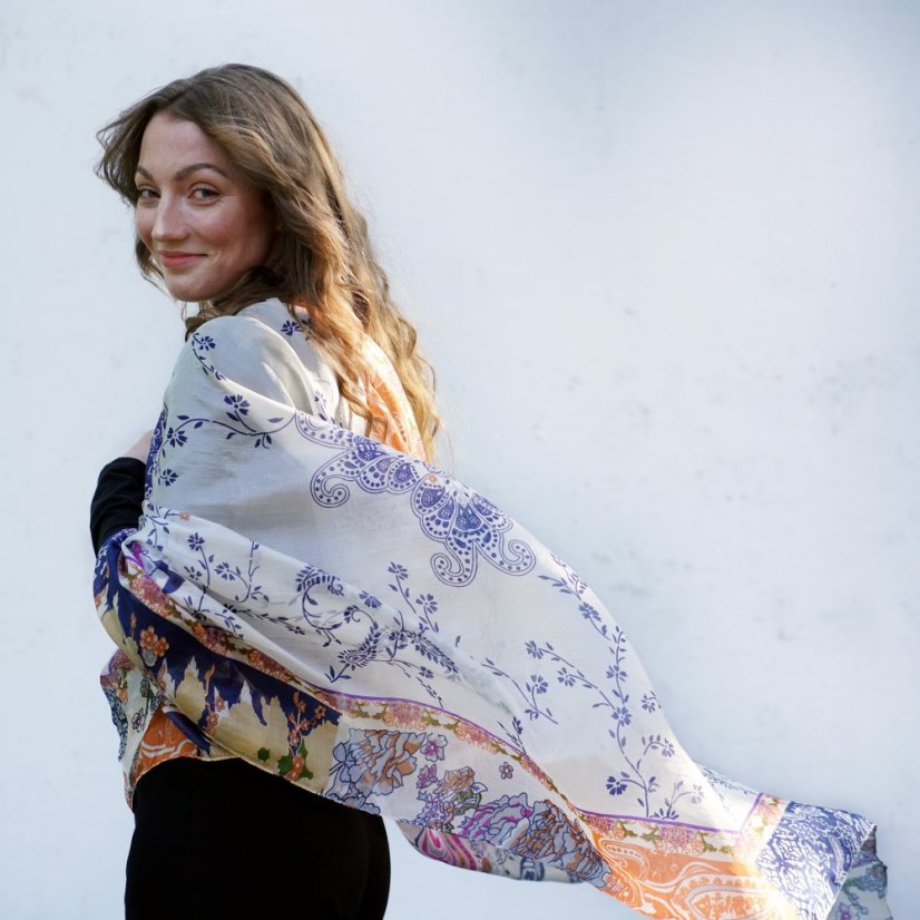 Großer Seidenschal für Damen mit Blumenmuster,  weiß mit Dunkelblau