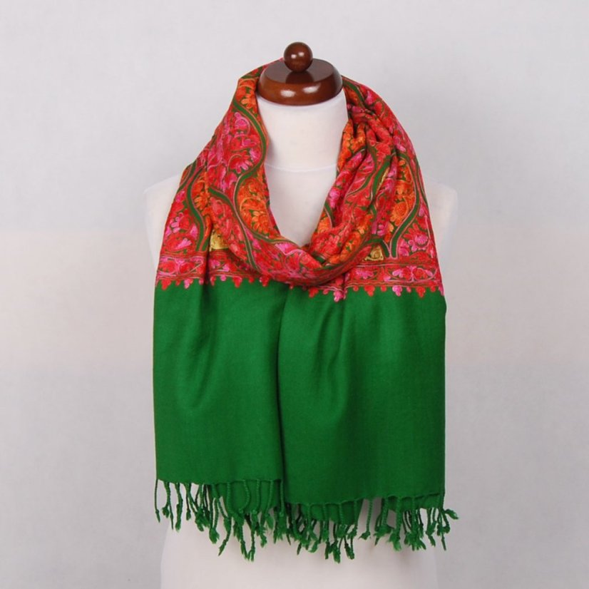 Kaschmirischer Wollschal Jate M grün mit Stickerei hauptsächlich in Rosa und Rot