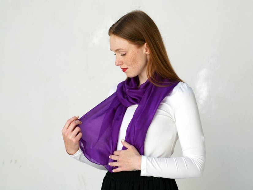 Seidenschal einfarbig dunkellila mit Blau-Stich