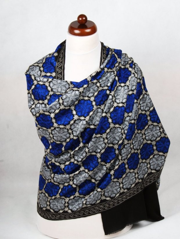 Kaschmirischer Wollschal schwarz mit Seide-Stickerei mit Dunkelblau