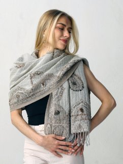 Schal aus Merinowolle handgestickt cremefarben mit Graubraun