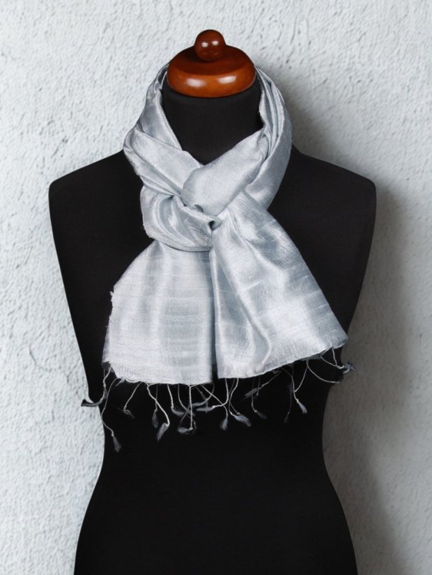Schal aus Rohseide hellgrau