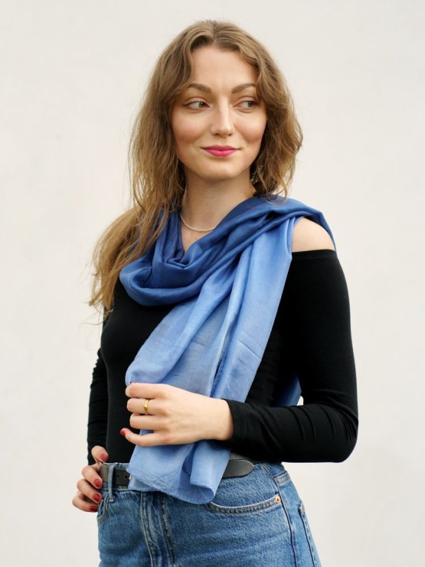 Hodvábny šál ombré tmavomodro-modrý