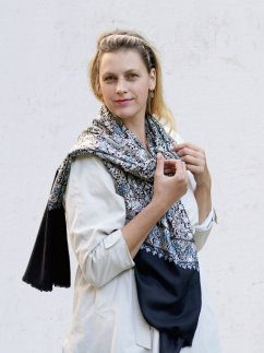 Kaschmirische Pashmina schwarz mit Seide-Stickerei in heller Goldfarbe und Petrol-Farbe